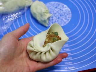 9、猪肉大葱包子,包成包子。将包好的包子放入垫了油纸的蒸笼里。在锅子倒入适量热水，放上蒸笼，盖上盖子，第二次发酵10-15分钟。