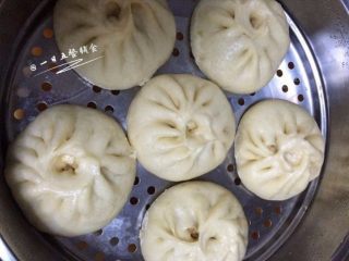 10、猪肉大葱包子,待包子个头明显变大后，开大火加热，水开后再蒸15分钟。关火后等待5分钟再开盖即可。蒸好的包子不要马上揭盖，热包子骤遇冷空气后容易塌陷。