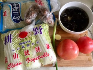 1、五色食蔬➕娃娃菜木耳粉丝藕丸汤,食材明细：妈妈炸的藕丸子12颗，大家也可以用其他肉丸子，炸的煮的都行。番茄两颗，娃娃菜一颗，绿豆粉丝一把，干女儿少许泡发，姜一小片，小葱一根