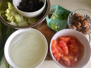 3、五色食蔬➕娃娃菜木耳粉丝藕丸汤,番茄切块，粉丝凉水或温水泡软，娃娃菜纵切为2再切段，干木耳泡发好后揉洗干净撕小朵，小葱洗净分葱白葱绿切末，姜去皮洗净切丝