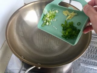 4、五色食蔬➕娃娃菜木耳粉丝藕丸汤,热锅冷油，加入葱白姜丝煸香