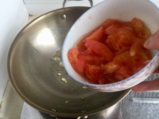 5、五色食蔬➕娃娃菜木耳粉丝藕丸汤,加入番茄块翻炒出汁