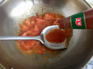 6、五色食蔬➕娃娃菜木耳粉丝藕丸汤,为使汤汁味道更浓郁，加入两勺番茄酱，翻炒均匀