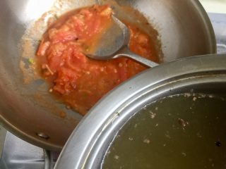 7、五色食蔬➕娃娃菜木耳粉丝藕丸汤,加入适量清水或高汤，我家的是做回锅肉时煮五花肉的水（撇去浮末花椒捞出葱姜）