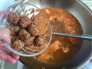 9、五色食蔬➕娃娃菜木耳粉丝藕丸汤,加入炸肉丸子，煮一两分钟，本身就是熟的