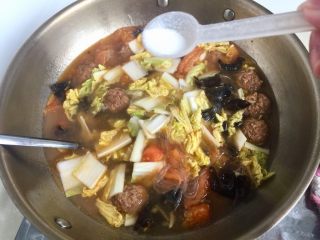 13、五色食蔬➕娃娃菜木耳粉丝藕丸汤,尝下味道，根据个人口味添加适量食盐调味