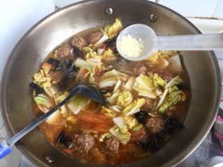 14、五色食蔬➕娃娃菜木耳粉丝藕丸汤,最后加入少许鸡精提鲜