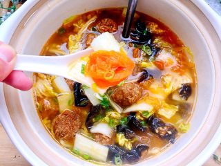 19、五色食蔬➕娃娃菜木耳粉丝藕丸汤,番茄味道融入汤中，带着番茄特有的全天，十分开胃