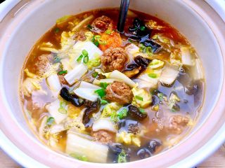 21、五色食蔬➕娃娃菜木耳粉丝藕丸汤,娃娃菜甜，粉丝滑，番茄酸，木耳脆，藕丸香，一碗汤，多种口感，融入其中，冬日饭前来一碗热汤，酸爽开胃，温暖人心