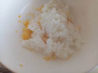 8、儿童餐:创意格子饭团,放入米饭