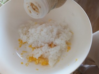 9、儿童餐:创意格子饭团,倒入沙拉汁