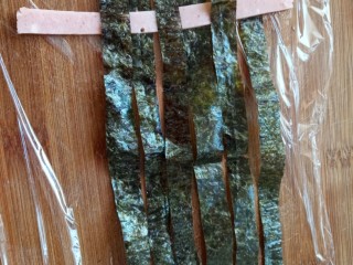 12、儿童餐:创意格子饭团,把海苔和火腿条如图编制