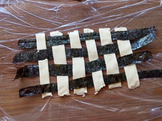 15、儿童餐:创意格子饭团,跟海苔也编制