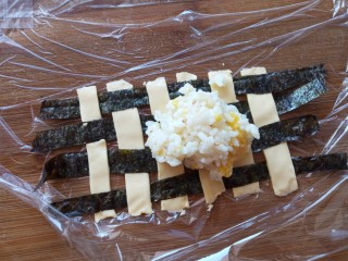 16、儿童餐:创意格子饭团,放上米饭