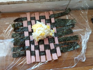 17、儿童餐:创意格子饭团,放上米饭