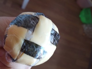 18、儿童餐:创意格子饭团,用保鲜膜包起来，握紧