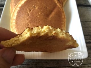 4、软软奶香玉米饼,翻面后，略煎一下，另一面也稍稍上色就可以出锅了，进行下一个～把这个吃掉，先尝尝！????