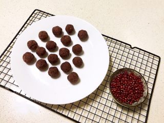 4、香炸麻团,把红豆沙团成小球