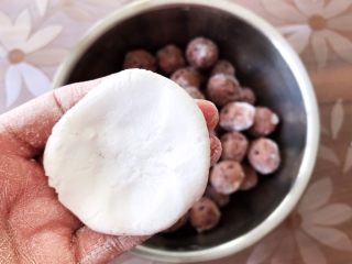 8、香炸麻团,取一个糯米面，用手捏成6㎜厚的薄皮