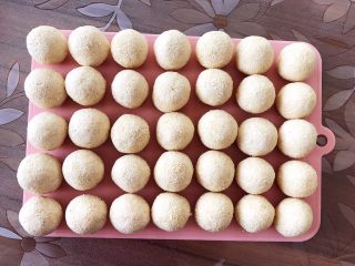13、香炸麻团,逐一包好的麻团生坯