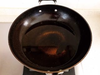 14、香炸麻团,锅里加入大豆色拉油