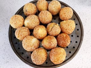 18、香炸麻团,把麻团捞出来，控去多余的油脂