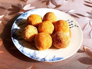 20、香炸麻团,麻团外酥内软，香甜软糯，太好吃了~