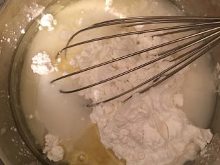 1、奥利奥雪媚娘,将糯米粉、玉米淀粉， 水、 油， 糖粉混合在一起