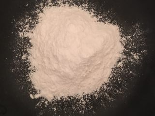 6、奥利奥雪媚娘,取50克糯米粉放在不粘锅里小火慢炒至稍微变得有点金黄即可，或者用手触摸有点烫就可以了