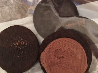 7、奥利奥雪媚娘,然后将奥利奥夹心饼干中间夹着馅除去