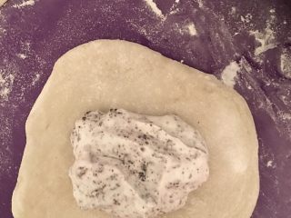 12、奥利奥雪媚娘,取一张面皮放入一汤勺馅料