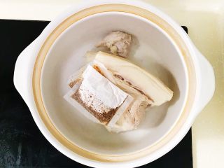 1、妈妈的味道之麻辣手撕肉条,将焯熟的猪肉移至砂锅 放入两小包卤味