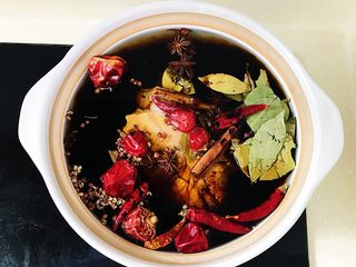 2、妈妈的味道之麻辣手撕肉条,依次放入老抽/生抽/食盐/白砂糖/香叶八角桂皮花椒还有干辣椒