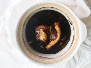 4、妈妈的味道之麻辣手撕肉条,炖好的猪肉放凉浸泡一夜 让肉充分吸收汤汁使肉质更加入味