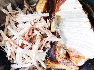 5、妈妈的味道之麻辣手撕肉条,将猪肉顺着纹路撕下来