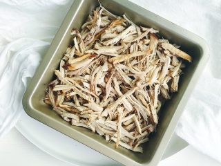 6、妈妈的味道之麻辣手撕肉条,撕好的肉条放置阴凉处稍微风干水分