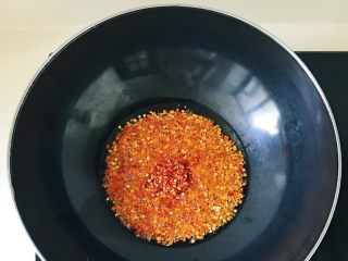 7、妈妈的味道之麻辣手撕肉条,油锅烧热开始小火炸花椒面