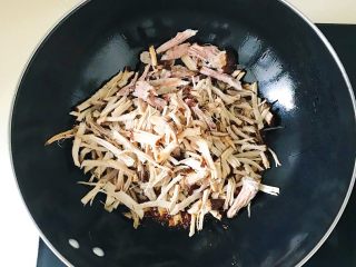 8、妈妈的味道之麻辣手撕肉条,下入撕好的肉条