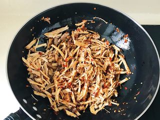 9、妈妈的味道之麻辣手撕肉条,翻拌均匀