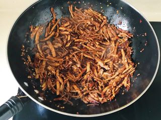 11、妈妈的味道之麻辣手撕肉条,继续翻炒均匀 （阵阵香味已经飘散）