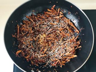 12、妈妈的味道之麻辣手撕肉条,最后撒上适量白芝麻