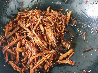 13、妈妈的味道之麻辣手撕肉条,翻拌均匀就可以出锅啦