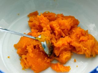 2、梦幻小苹果馒头,用勺子挖出南瓜泥