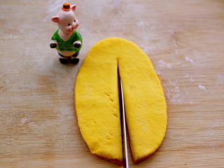 13、梦幻小苹果馒头,用刀从中间切开、不能全切开、要留出一点