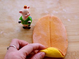 15、梦幻小苹果馒头,从面饼没切开的地方开始卷起