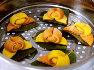 19、梦幻小苹果馒头,锅里铺上粽子叶、把做好的梦幻小苹果馒头放到锅里