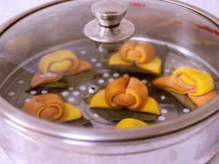 20、梦幻小苹果馒头,盖上锅盖小火烧开锅后转中火继续蒸15分钟即可关火后焖5分钟就可以了