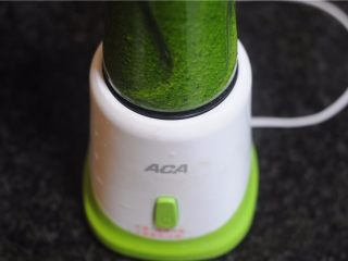 1、让人不忍心下口的——翡翠饺子,菠菜清洗干净，切成小段后放入料理机打成泥