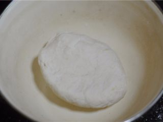 3、让人不忍心下口的——翡翠饺子,白色面团也同样揉好，两种面团都用保鲜膜盖好，醒十分钟左右