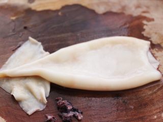4、空气炸锅鱿鱼圈????【宝宝辅食】,处理好的鱿鱼板是这样的